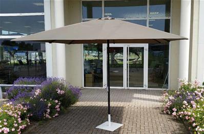 Parasol droit tout aluminium. Toile polyester 220 gr/m2* avec revêtement déperlant et cheminée