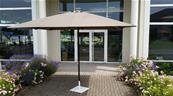 Parasol droit tout aluminium. Toile polyester 220 gr/m2* avec revêtement déperlant et cheminée