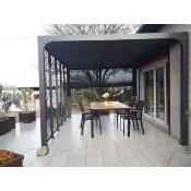 Pergola bioclimatique aluminium anthracite 10.80 m² moucharabieh grd côté, 1 rideau