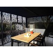 Pergola bioclimatique aluminium anthracite 10.80 m² moucharabieh grd côté, 1 rideau