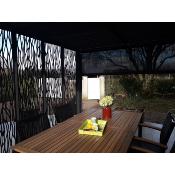 Pergola bioclimatique aluminium anthracite 10.80 m² moucharabieh grd côté, 1 rideau