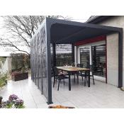 Pergola bioclimatique aluminium anthracite 10.80 m² 5 moucharabieh ventelles petit côté